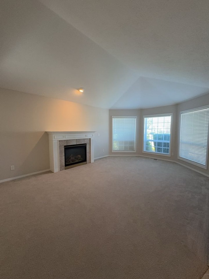 802 Merlot Ave Ne - Photo 4 of 25