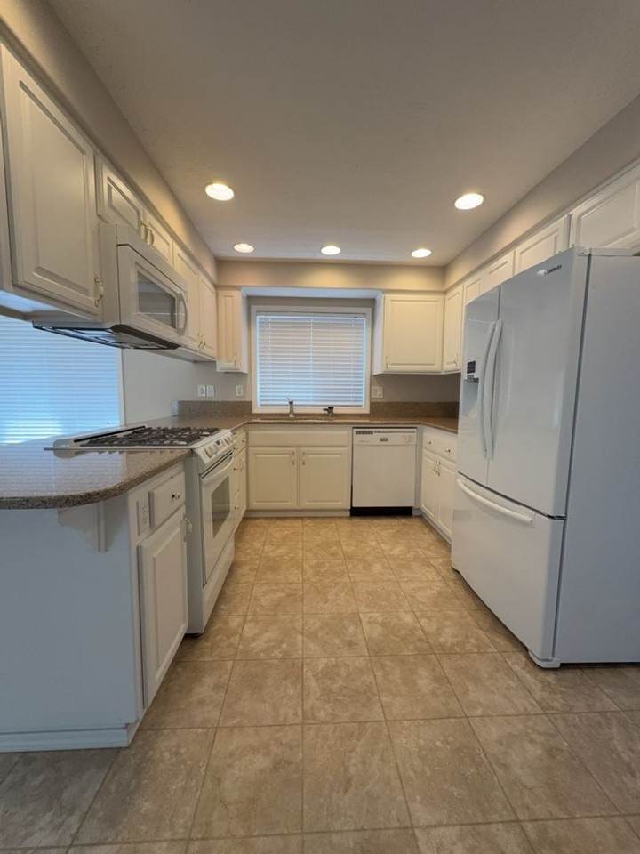 802 Merlot Ave Ne - Photo 7 of 25