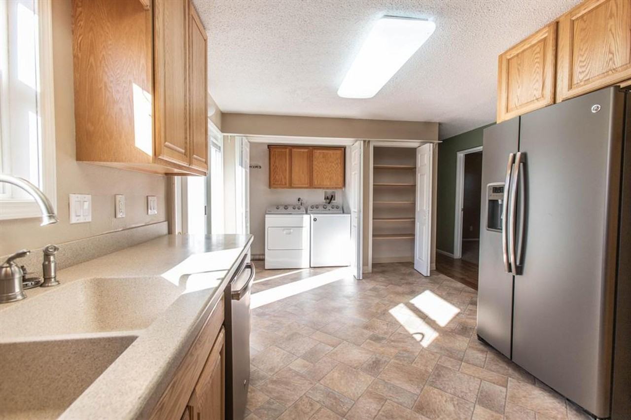 40 Parklane Dr - Photo 3 of 16