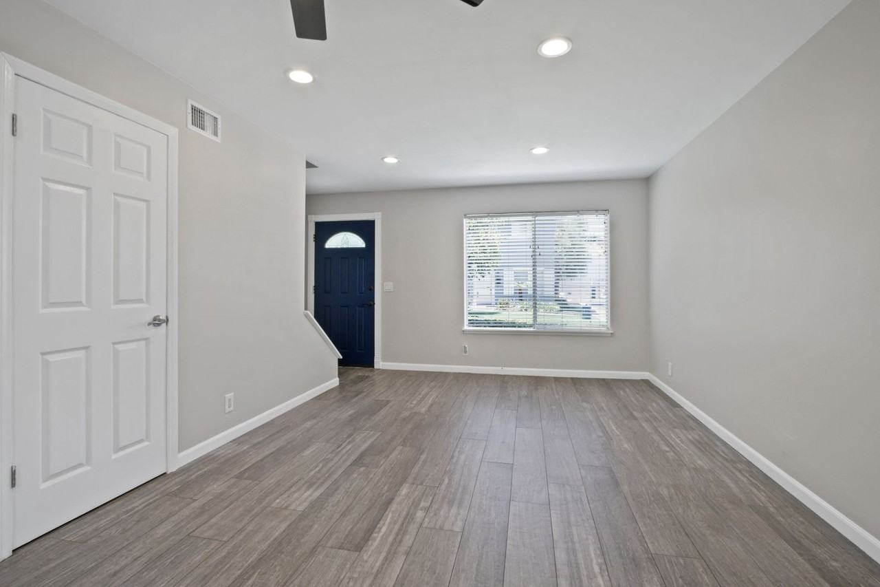 19841 Berkshire Ln - Photo 3 of 15