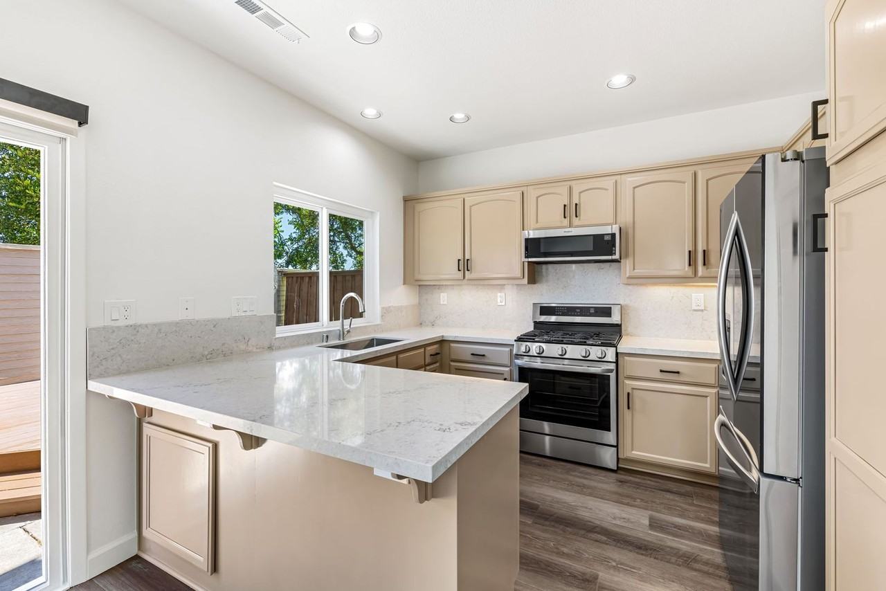 18177 Stonegate Ct - Photo 6 of 29