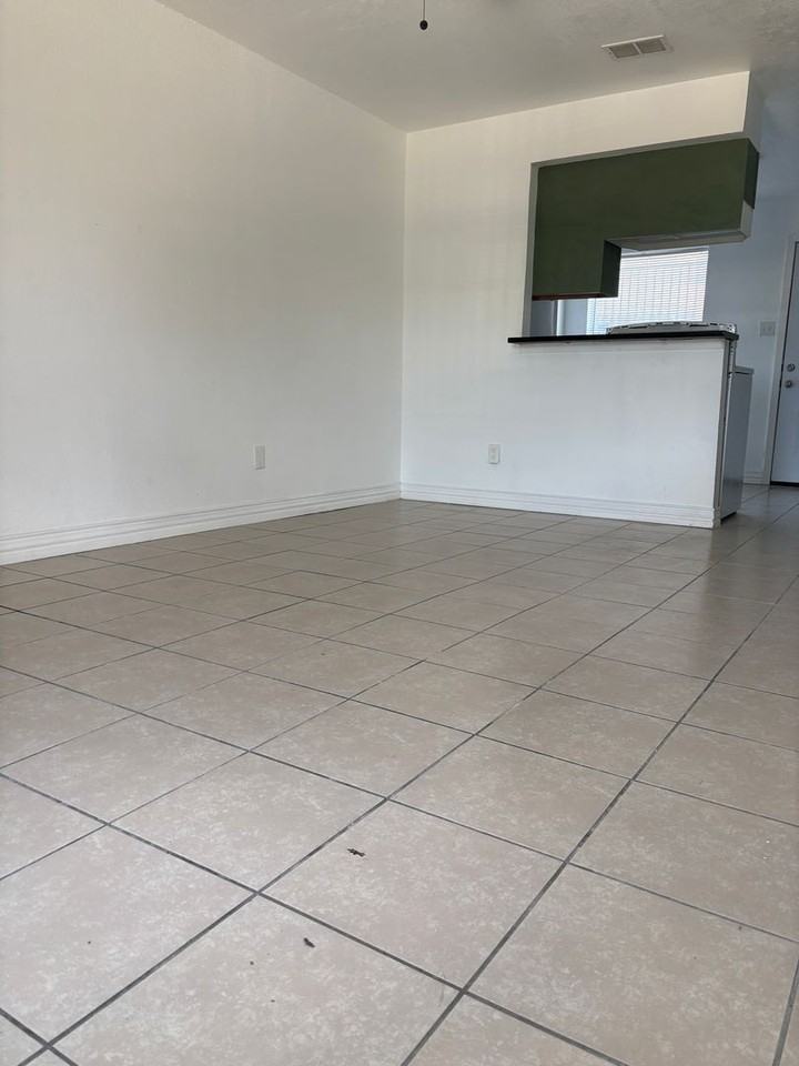 3200 Mclean St #D - Photo 4 of 11