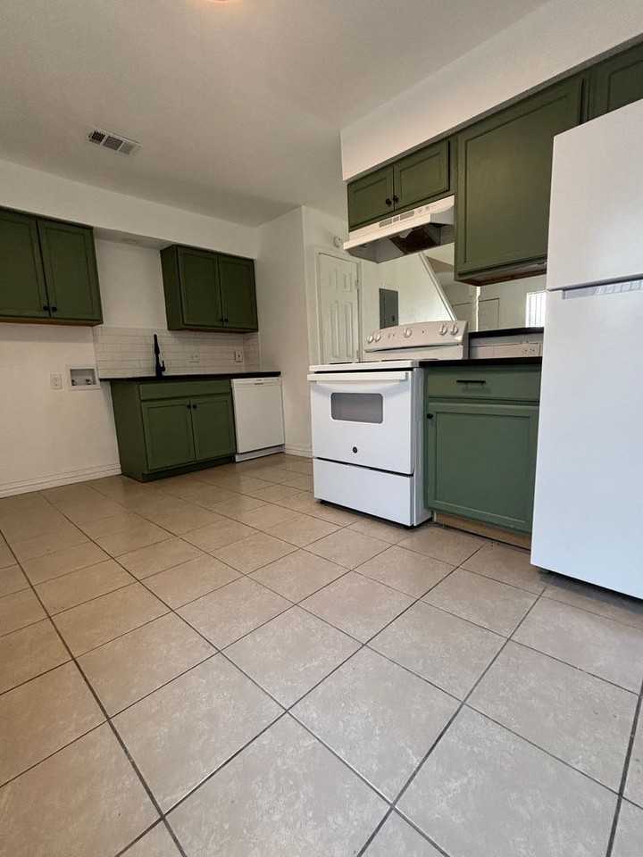 3200 Mclean St #D - Photo 6 of 11