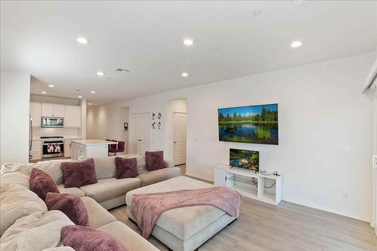 35246 Price St - Photo 3 of 17