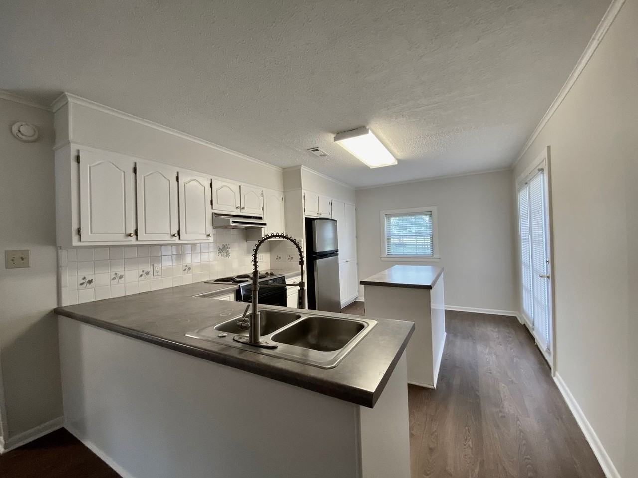 906 Parish Dr - Photo 2 of 18