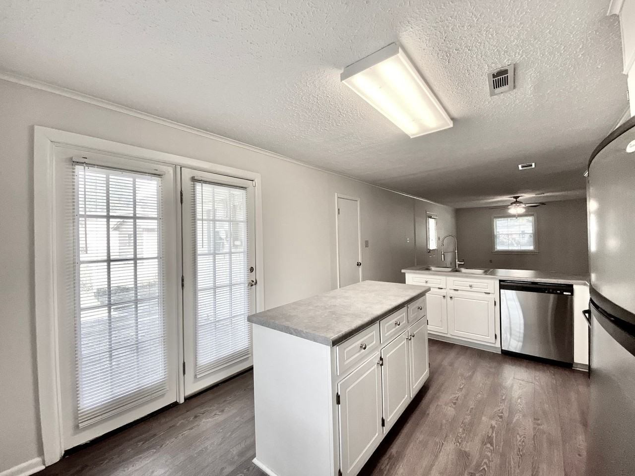 906 Parish Dr - Photo 3 of 18