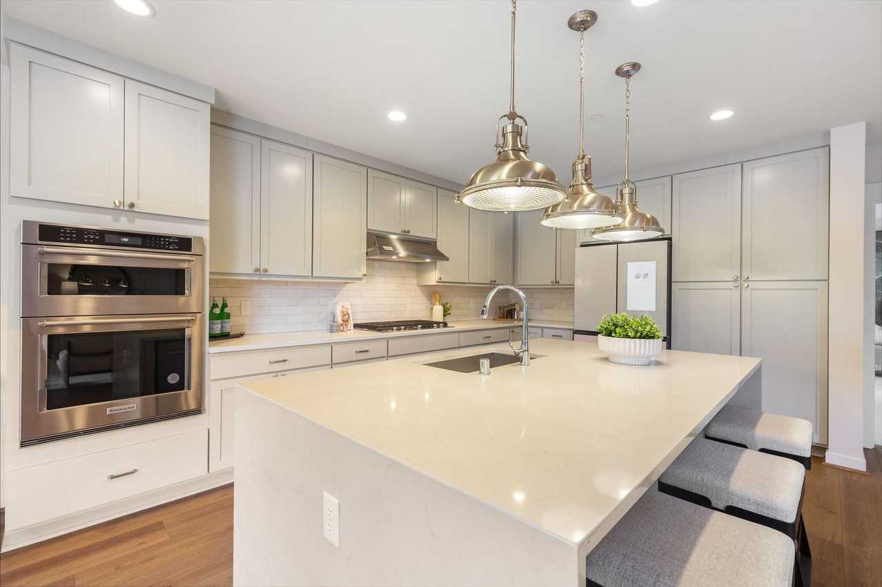 15558 Ne 15th Pl - Photo 6 of 37