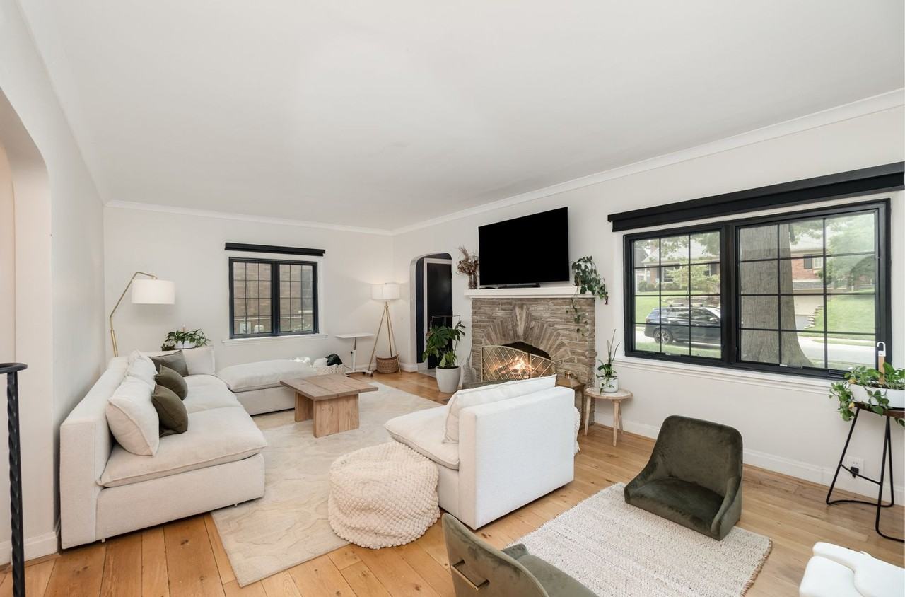 1138 Salisbury Dr - Photo 3 of 46