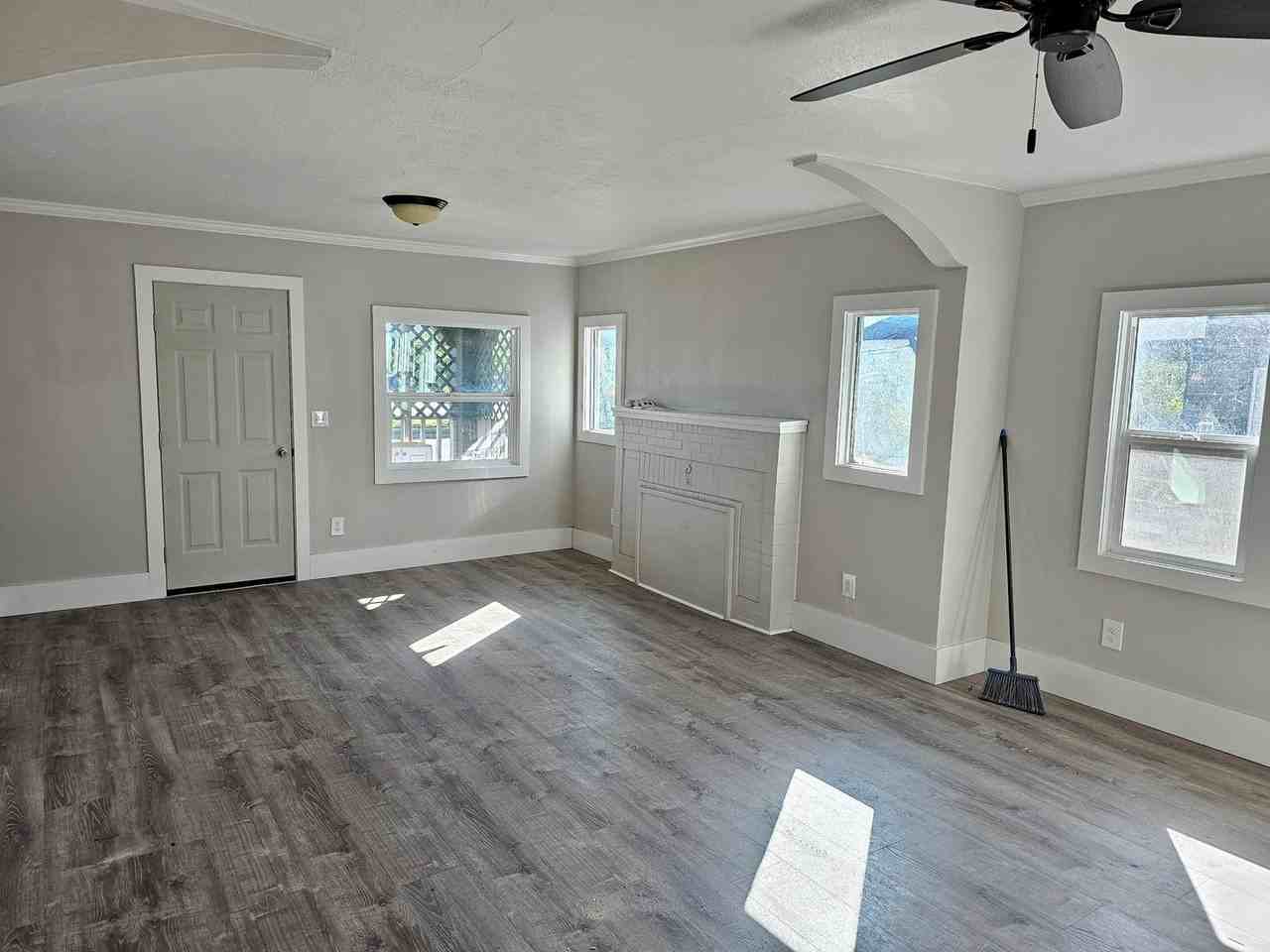 2110 Adams Ave - Photo 3 of 11