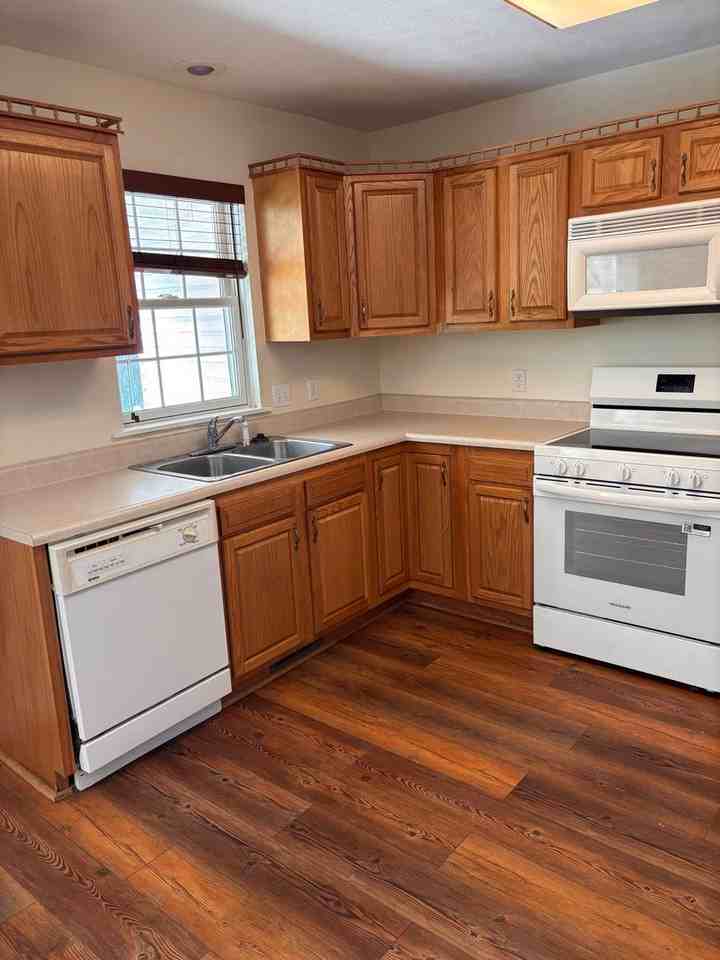 880 Tremont St - Photo 3 of 15