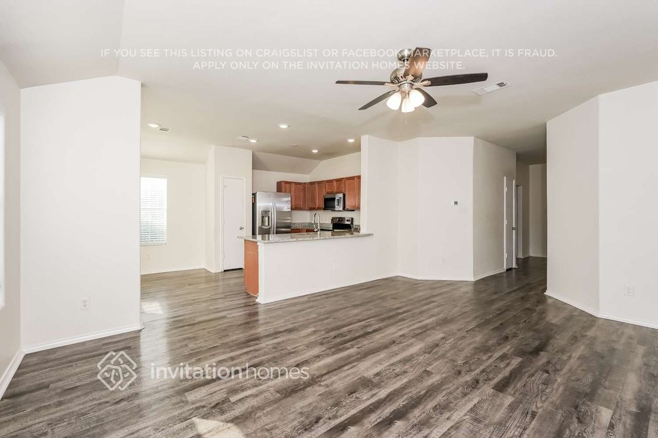 1961 Courtside Dr - Photo 4 of 15