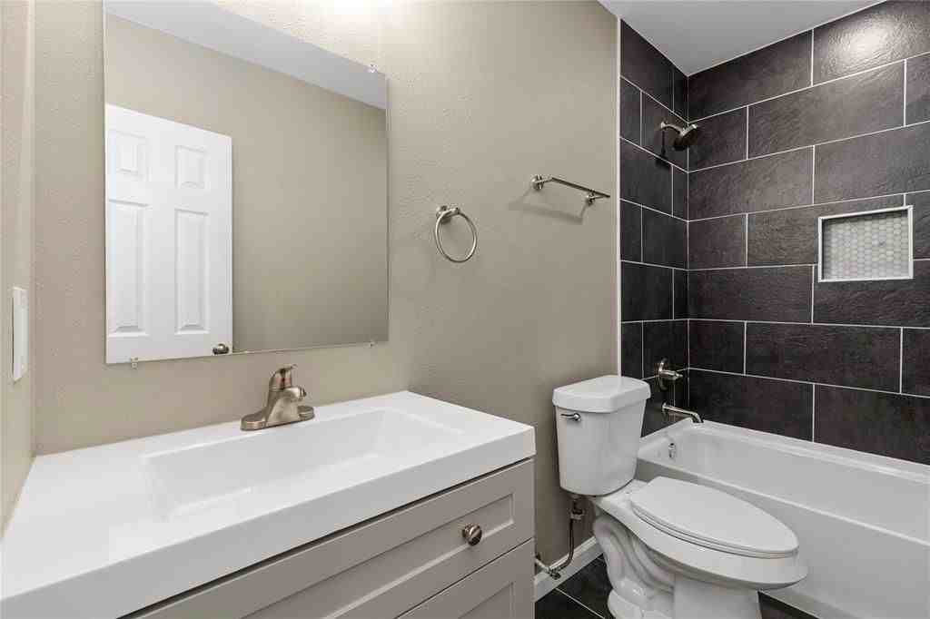 702 E Main St - Photo 4 of 10