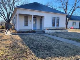 209 W Hackberry St - Photo 1 of 1