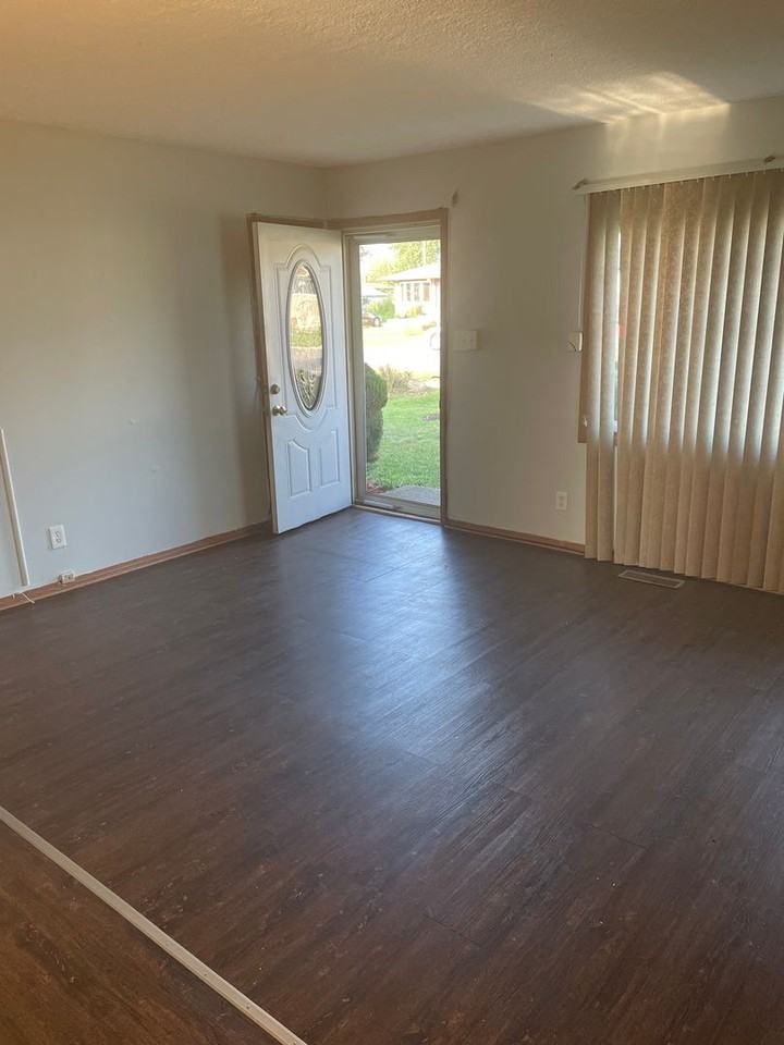 1029 Clinton St - Photo 2 of 13