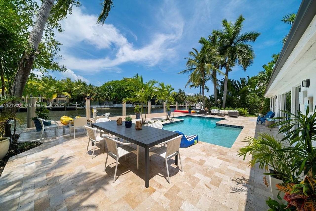 1611 Se 8th St - Photo 2 of 33