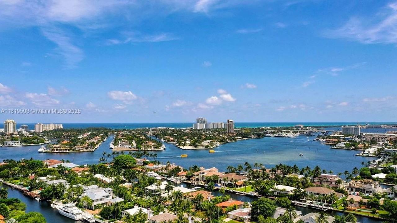 1611 Se 8th St - Photo 3 of 33