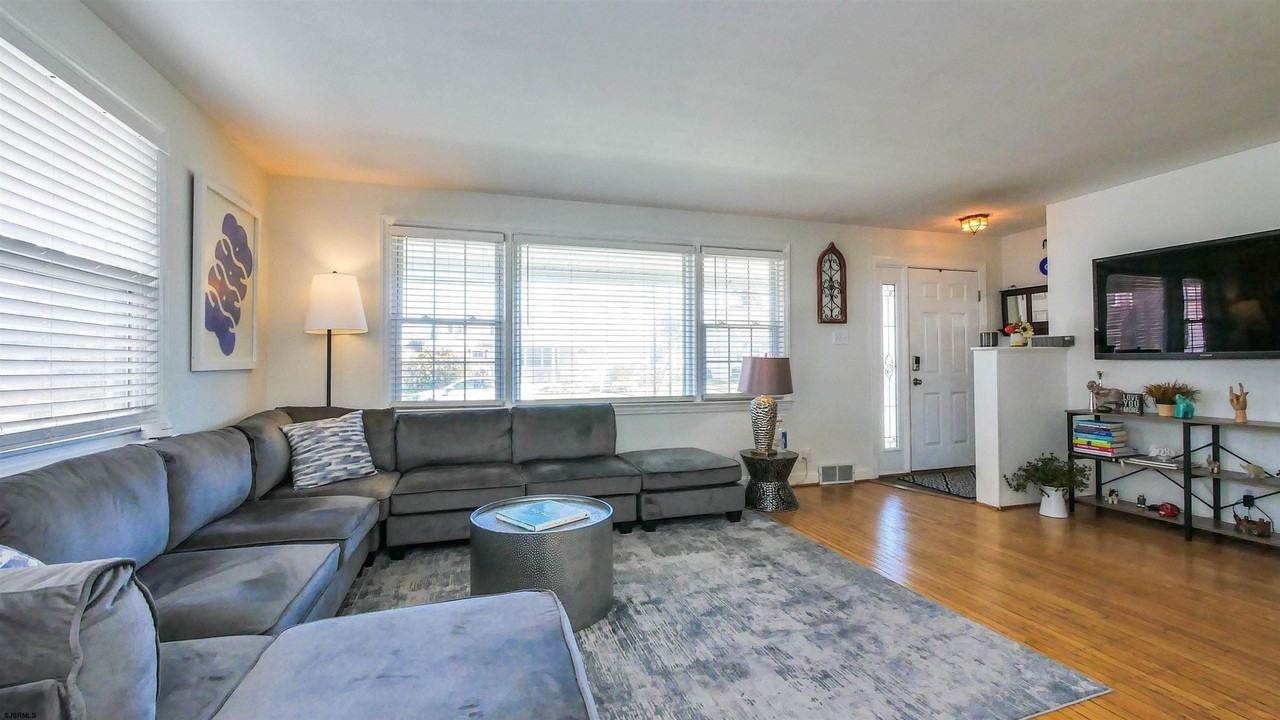 410 N Mansfield Ave - Photo 7 of 29