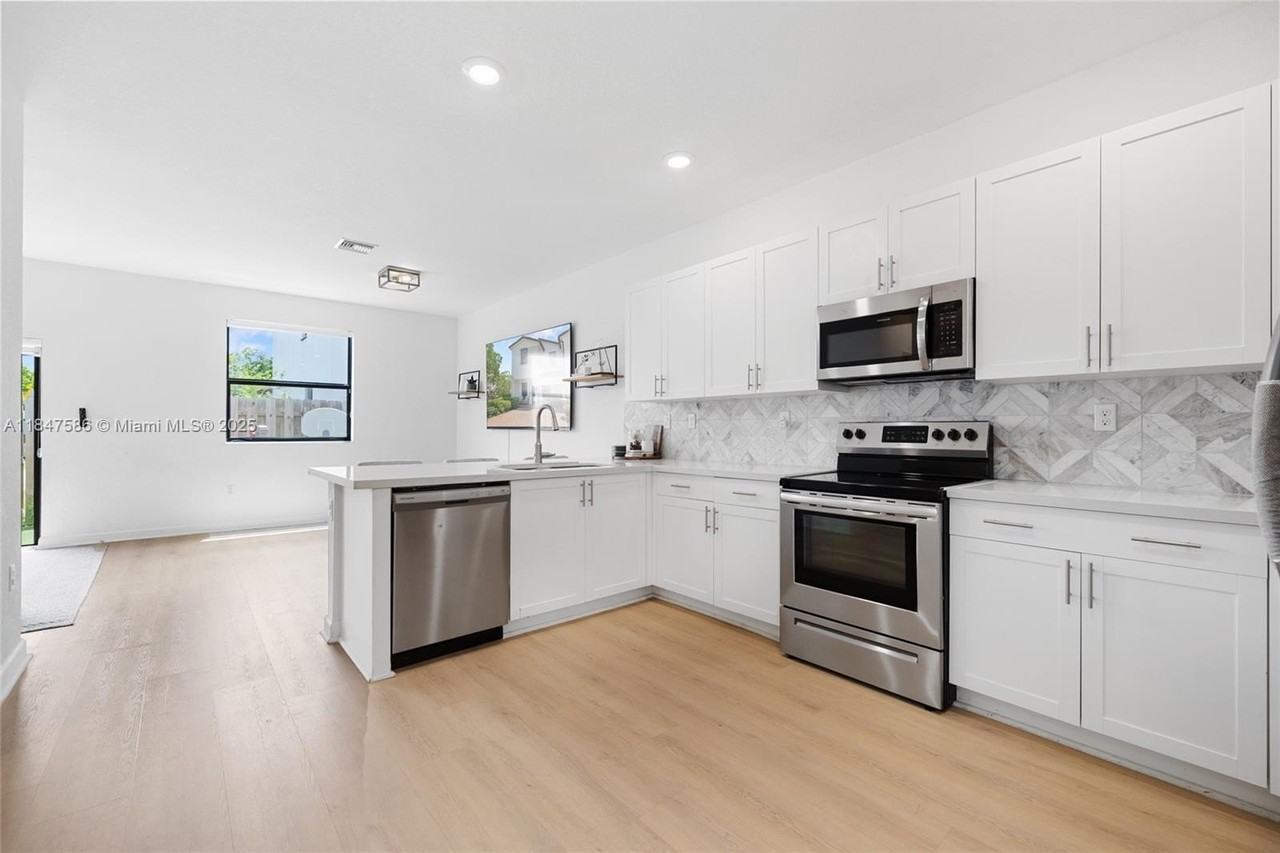 147 Southwest 185th Way #147 - Photo 5 of 36