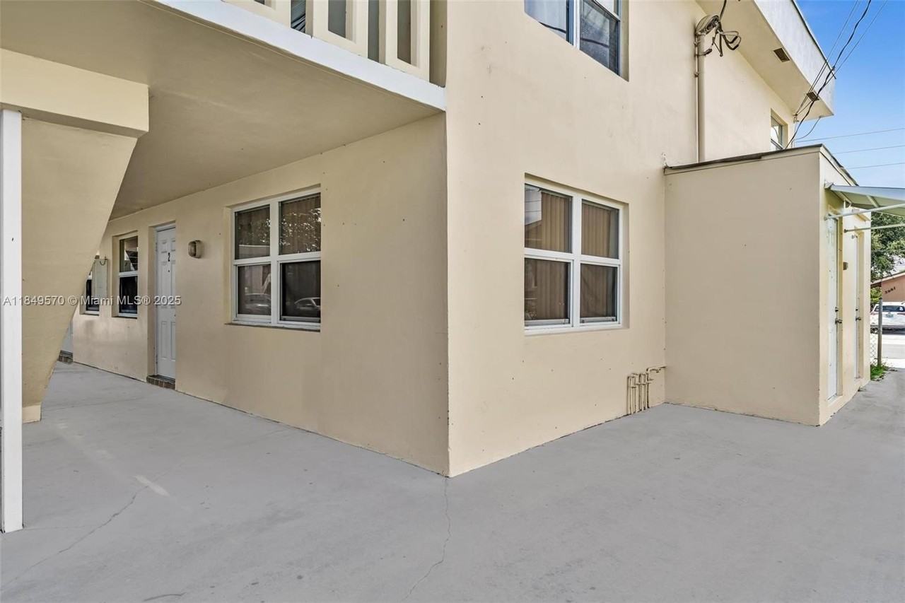 3660 Sw 60th Ave #2 - Photo 4 of 34