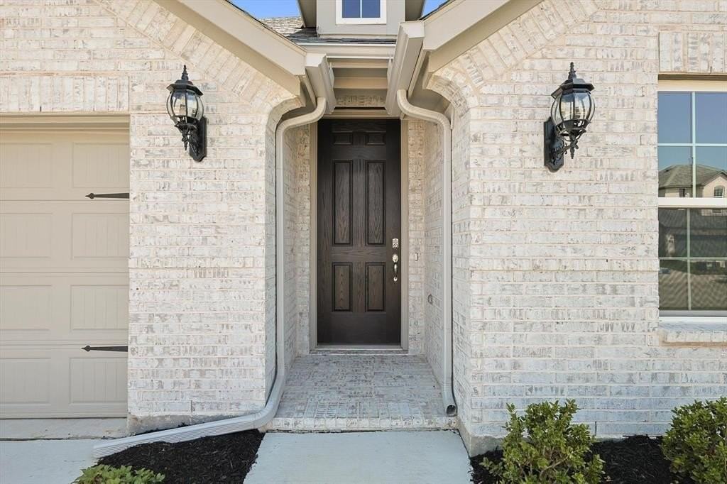 321 Portina Drive - Photo 5 of 35