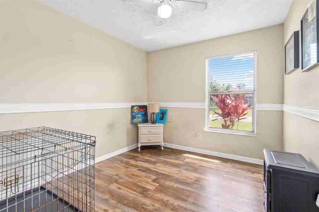 581 Nw Cornell Ave - Photo 7 of 11