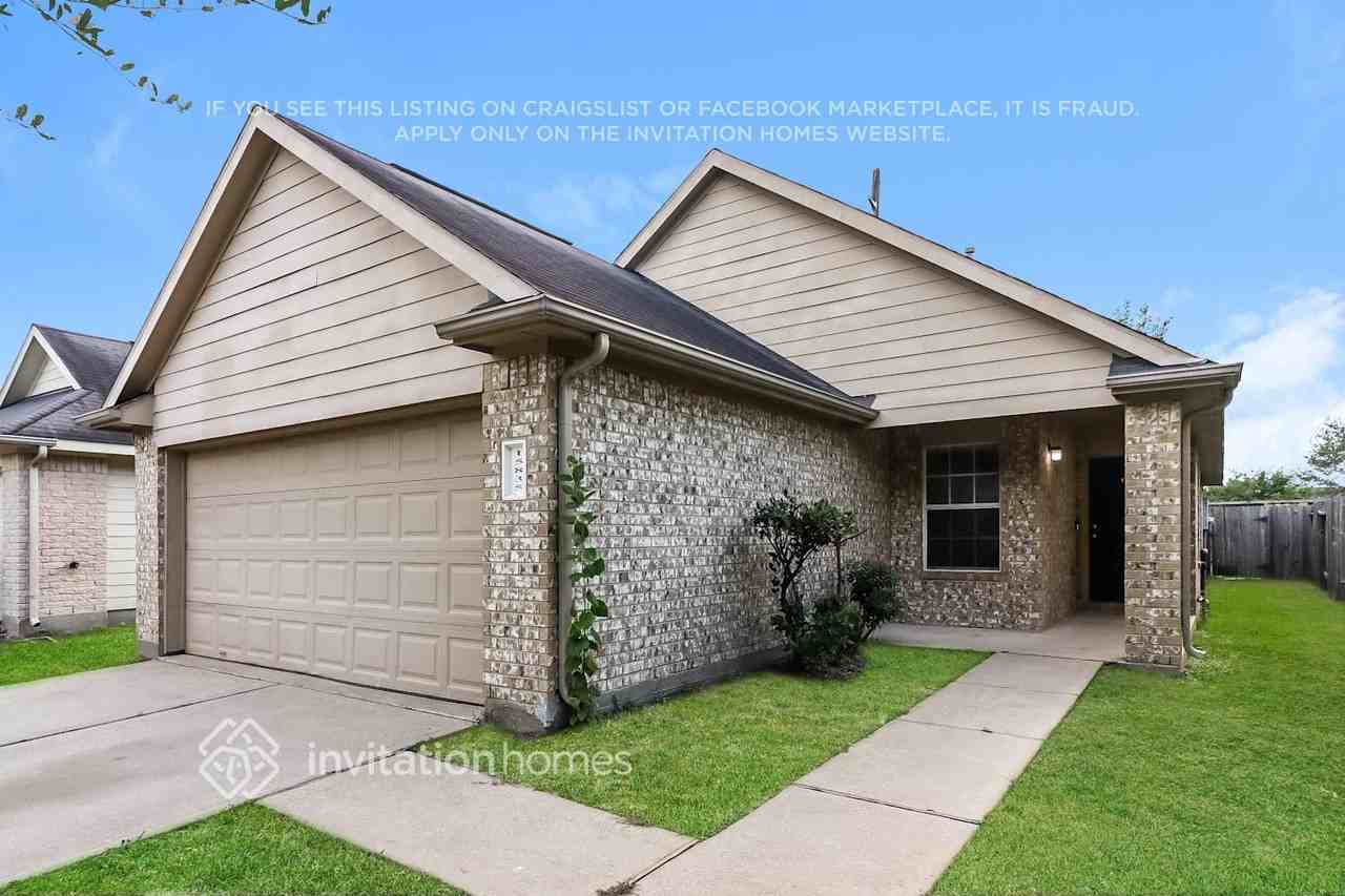 15835 Regal Trace Ln - Photo 3 of 17