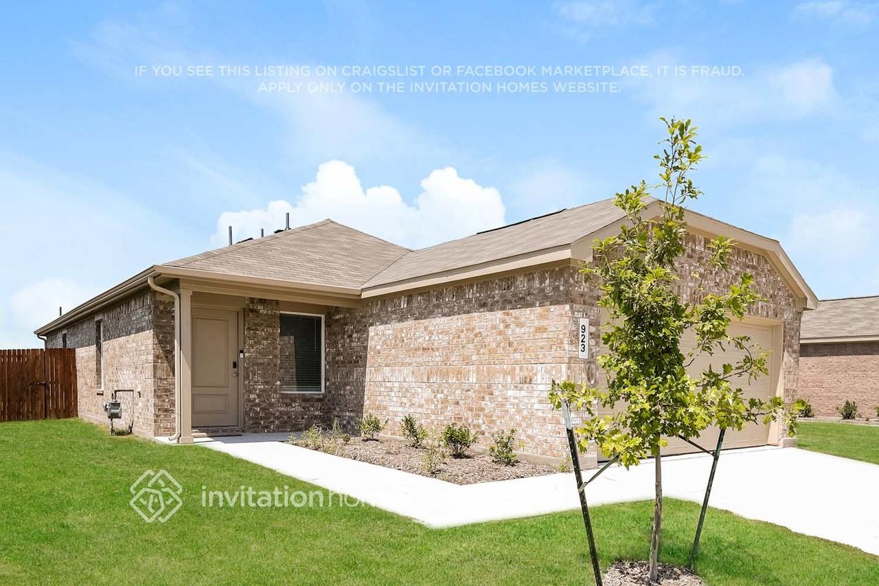 923 Carrick Dr - Photo 3 of 17