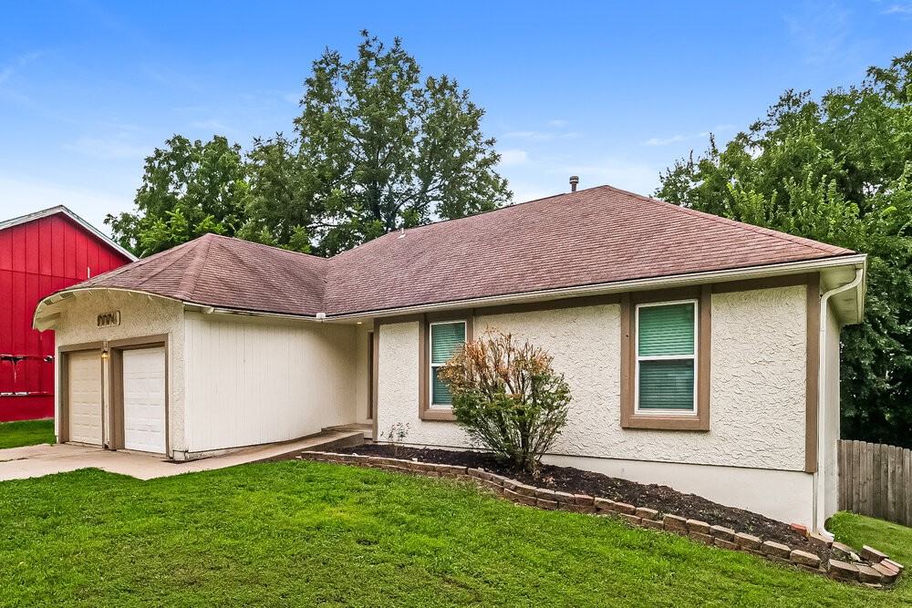 9004 Arlington Ct - Photo 4 of 17