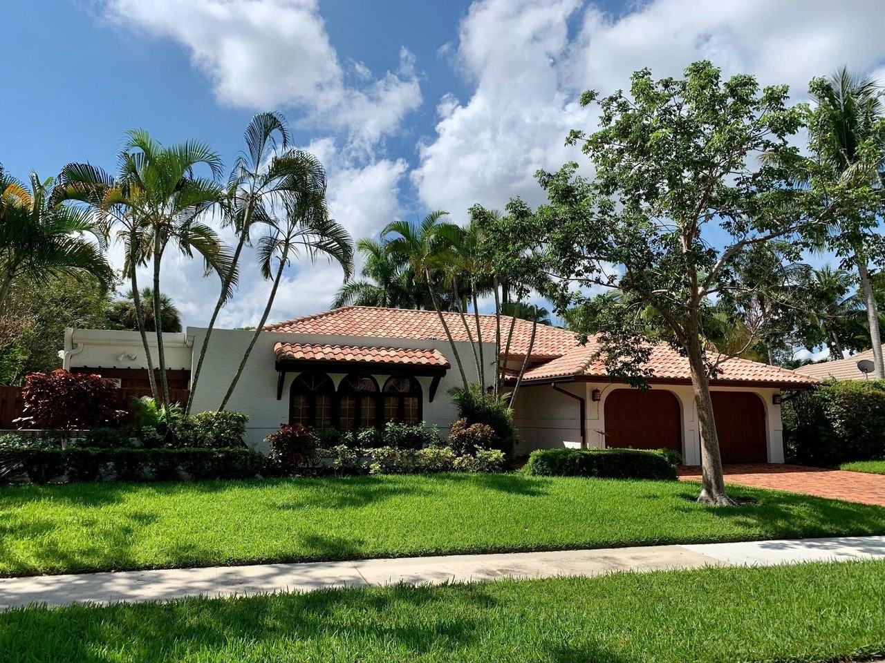 2570 Nw 27th St - Photo 3 of 46