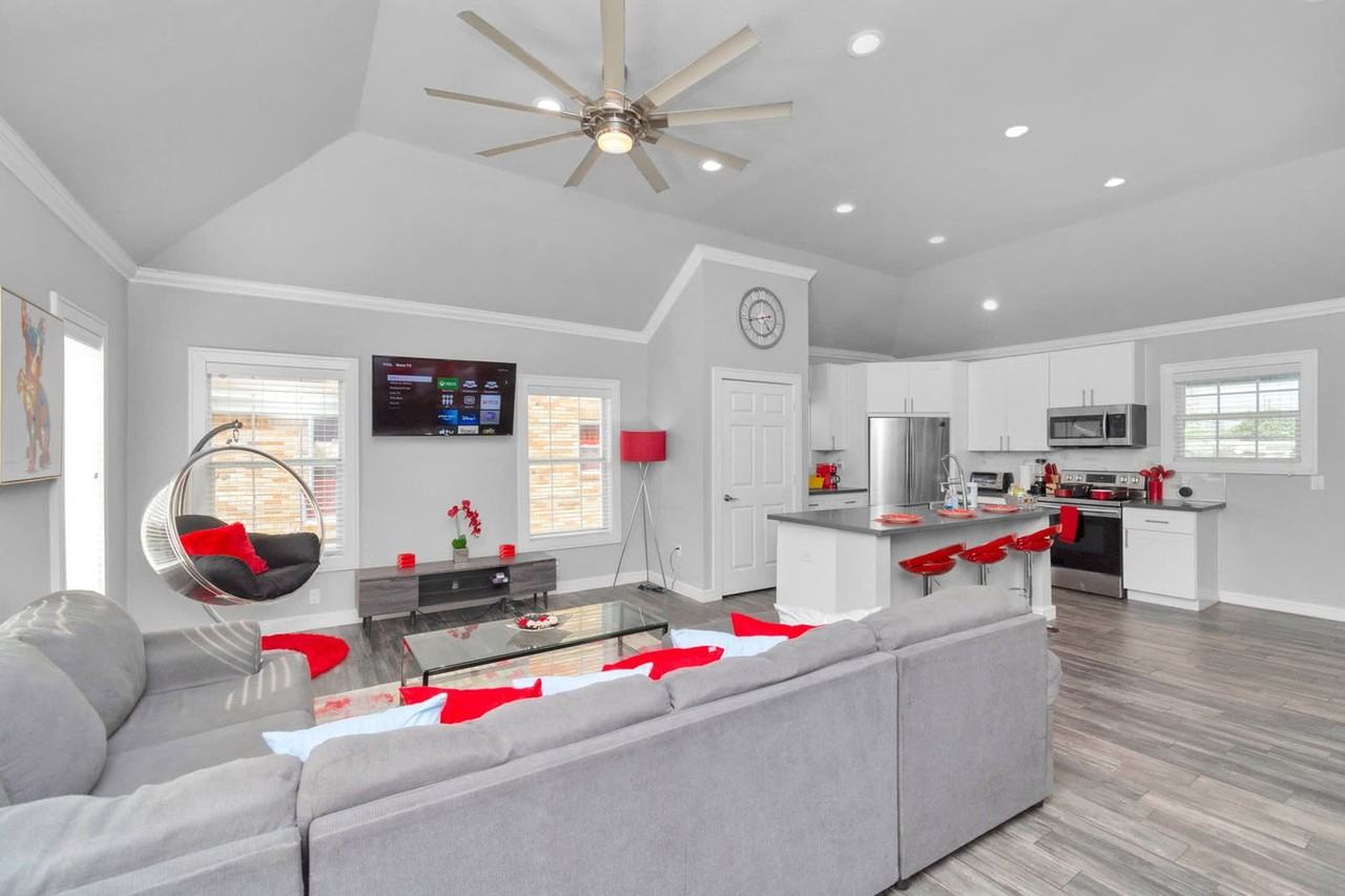 2615 Arbor Street - Photo 2 of 95