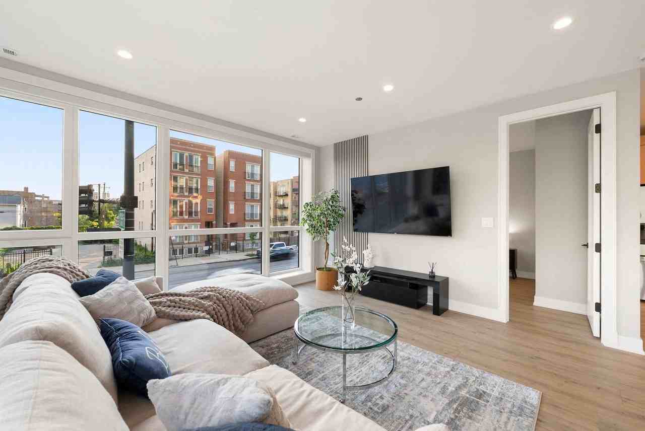 2344 W Polk St #1253891P - Photo 2 of 29