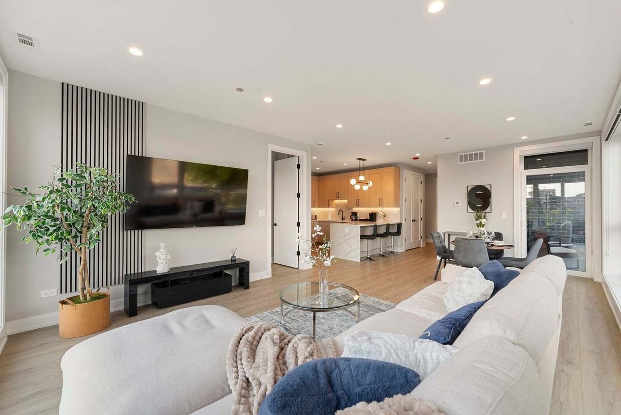 2344 W Polk St #1253891P - Photo 6 of 29