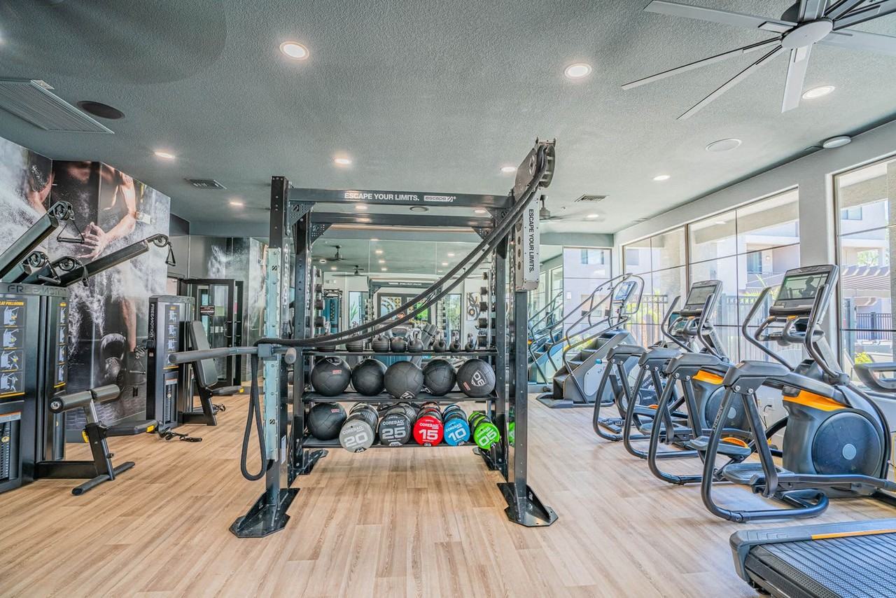 6610 North 93RD Avenue - Photo 6 of 45