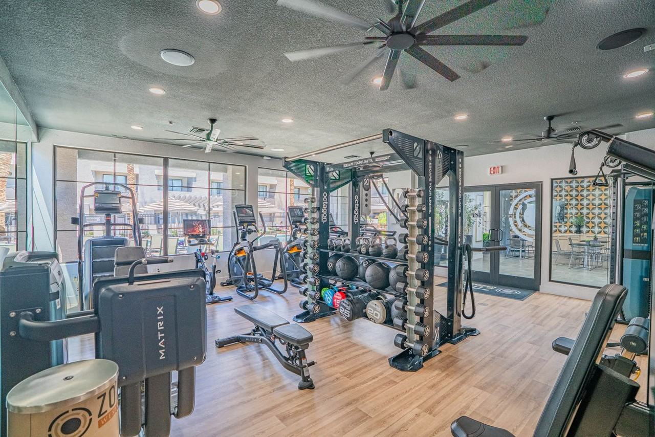 6610 North 93RD Avenue - Photo 7 of 45