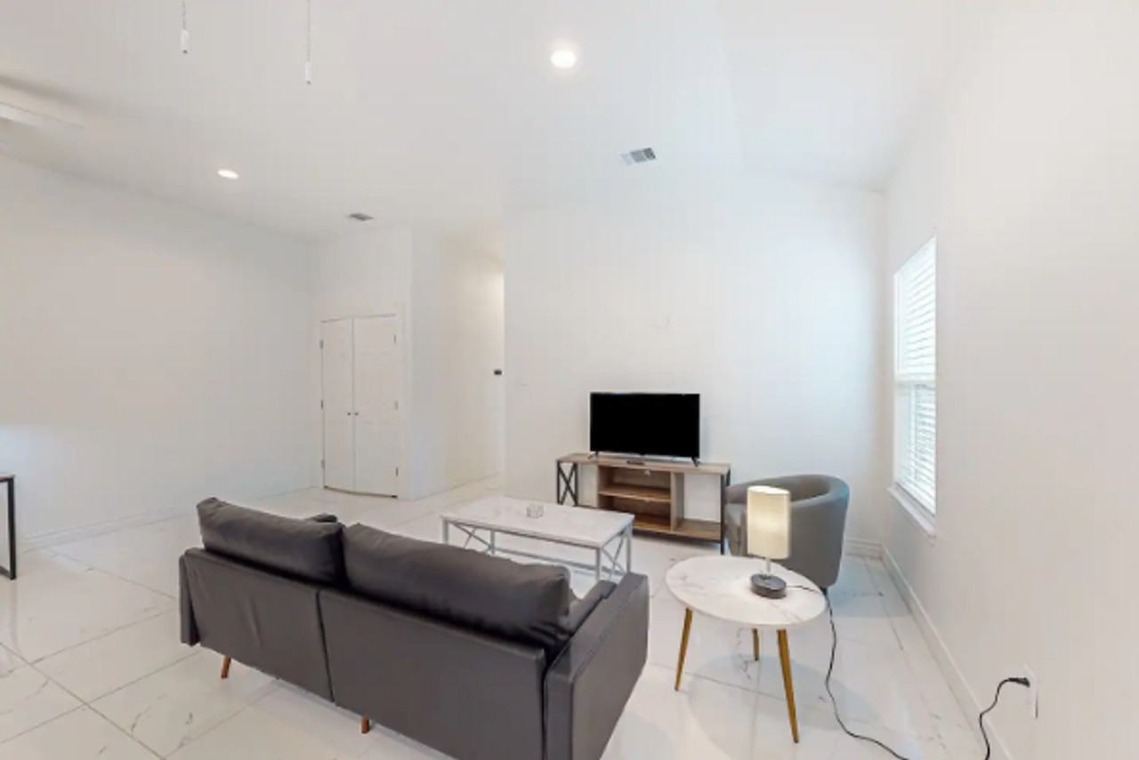 702 5th St #1268425P - Photo 3 of 21