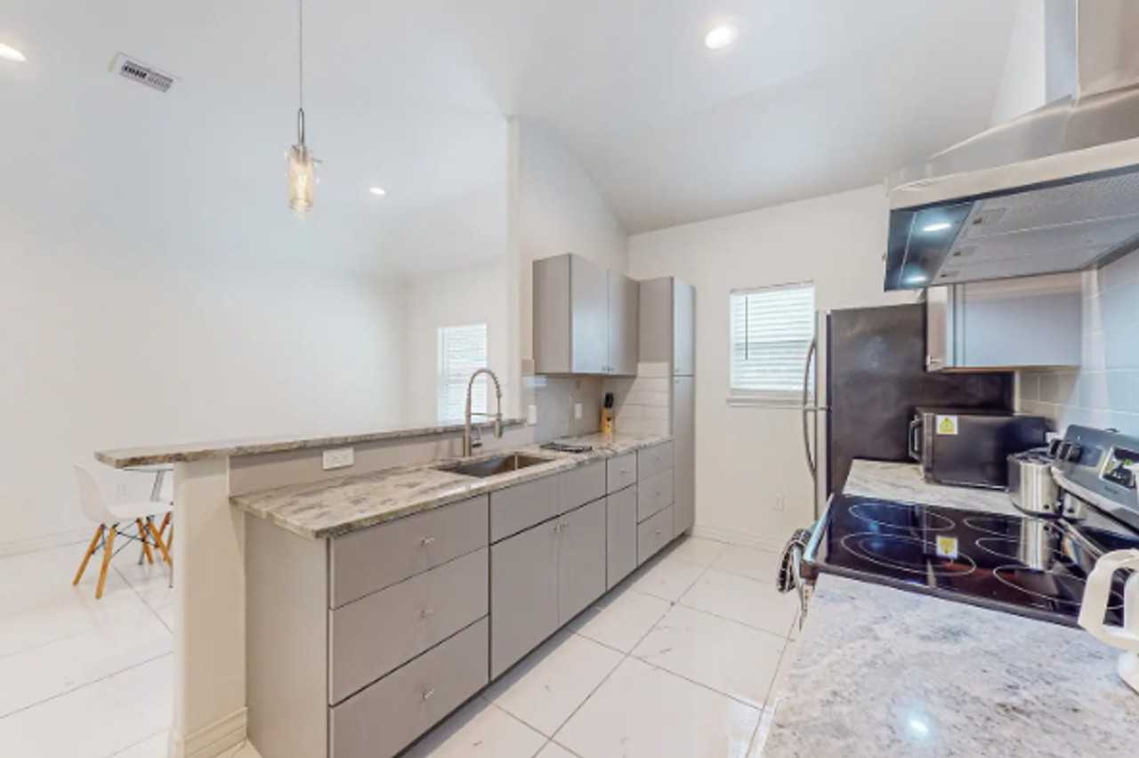 702 5th St #1268425P - Photo 4 of 21