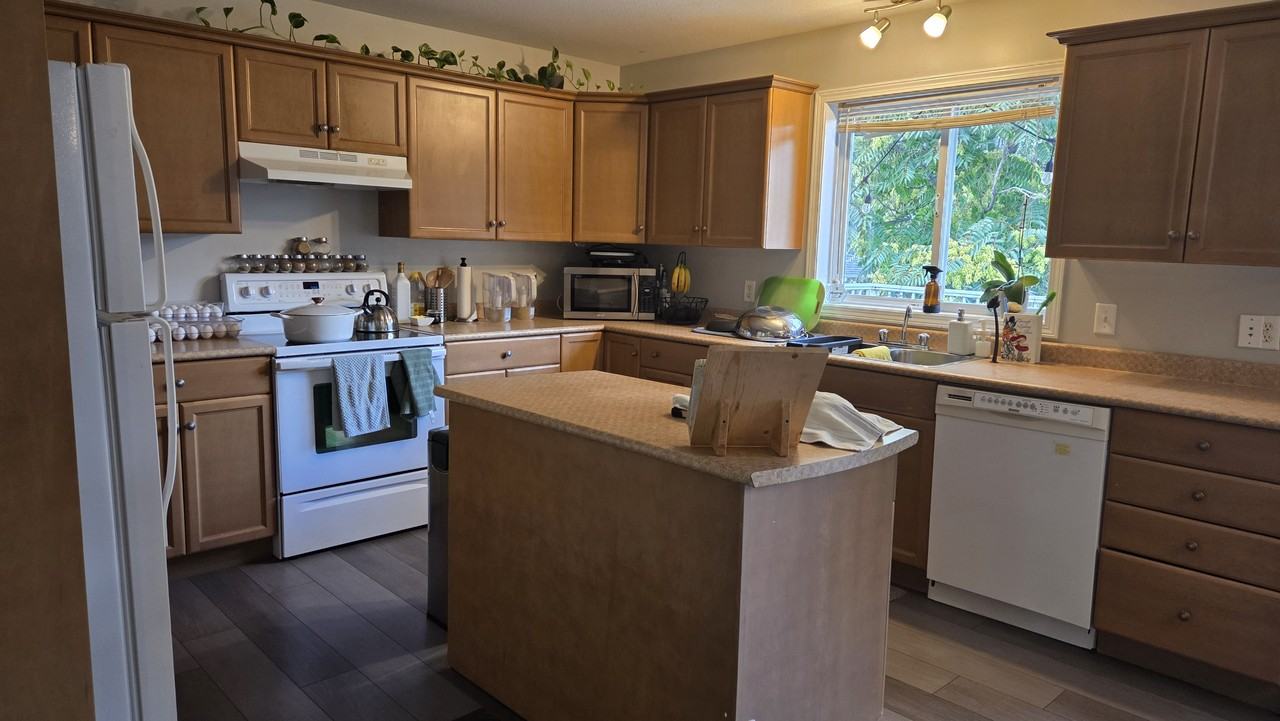 1173 Centennial Crescent Upper - Photo 2 of 11