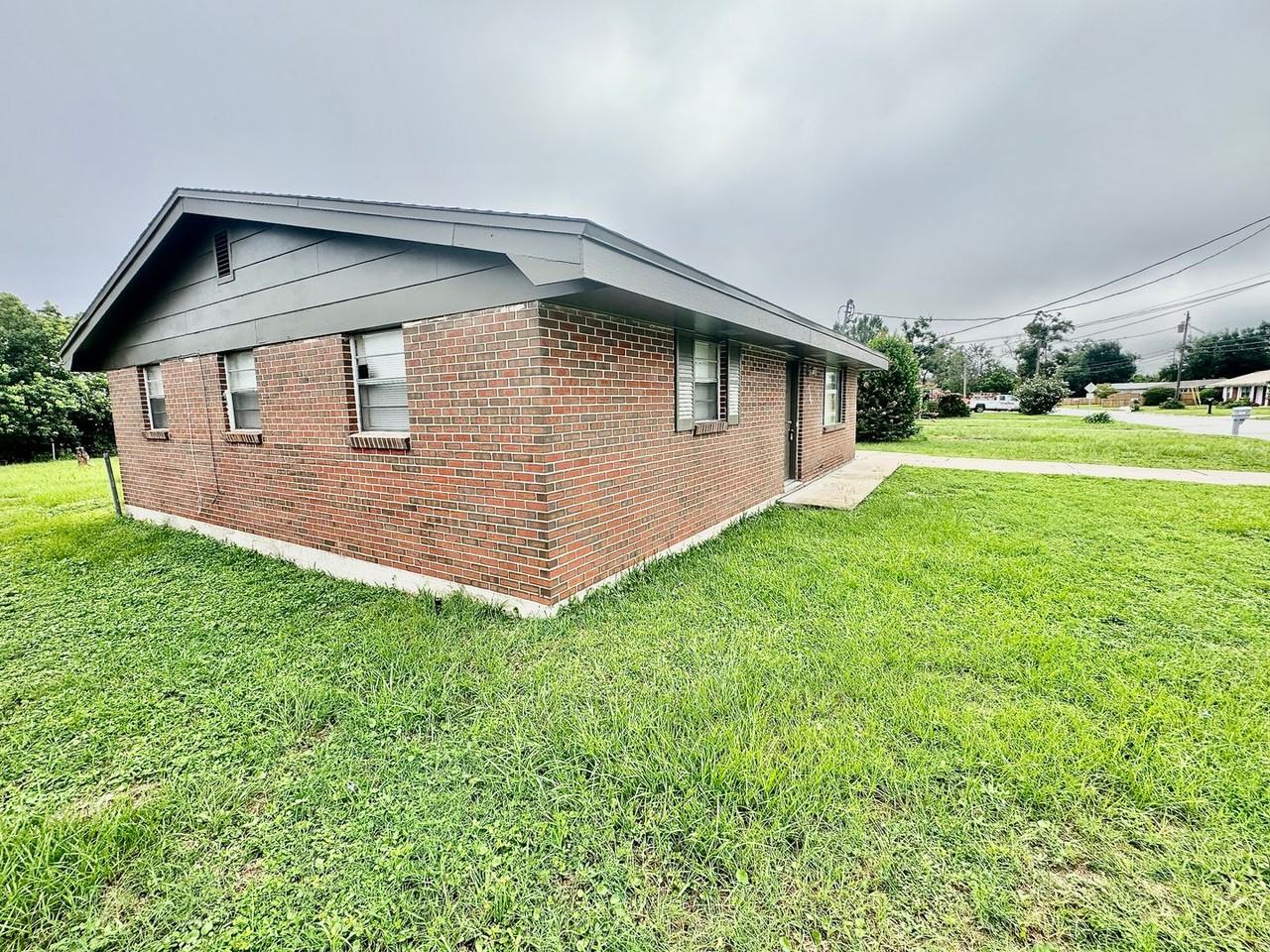 3122 W 21st Ct - Photo 3 of 19