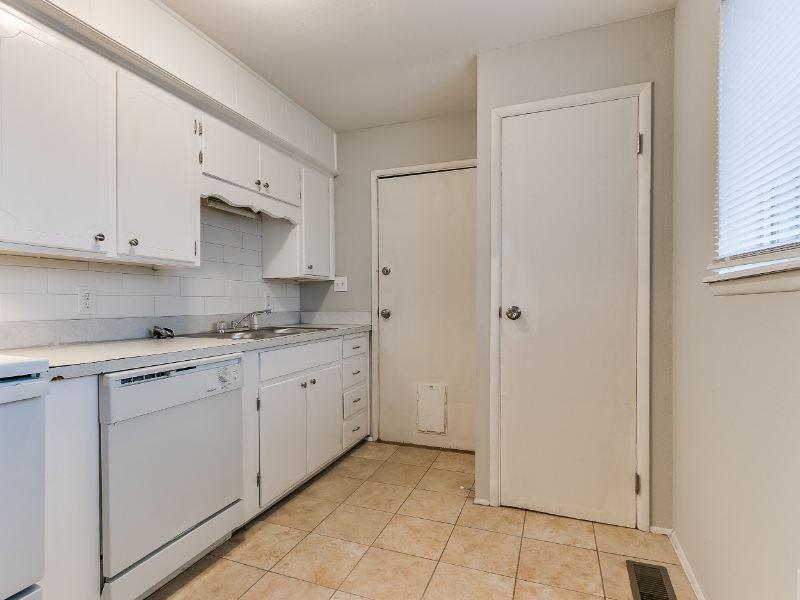 912 Nw 24th St - Photo 7 of 17