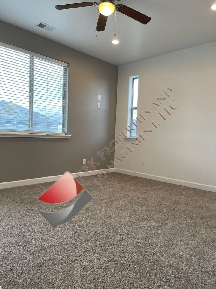1703 Ross Ave - Photo 5 of 20