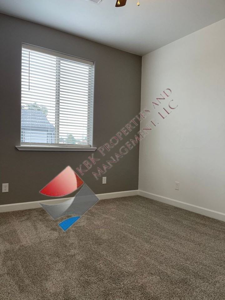 1703 Ross Ave - Photo 7 of 20