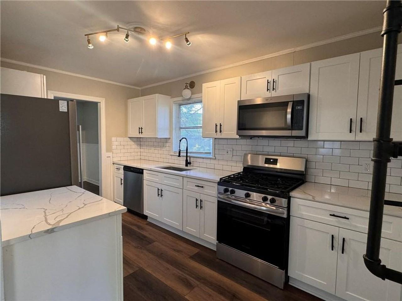 3035 Shirley Drive - Photo 5 of 26