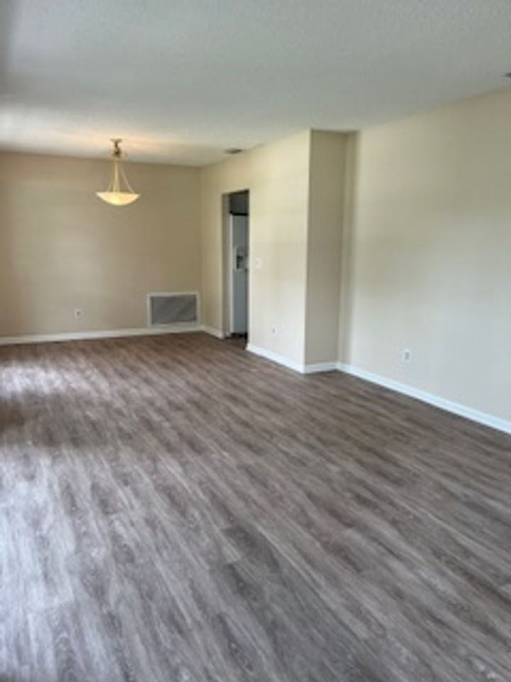 7106 Northbridge Blvd - Photo 4 of 13