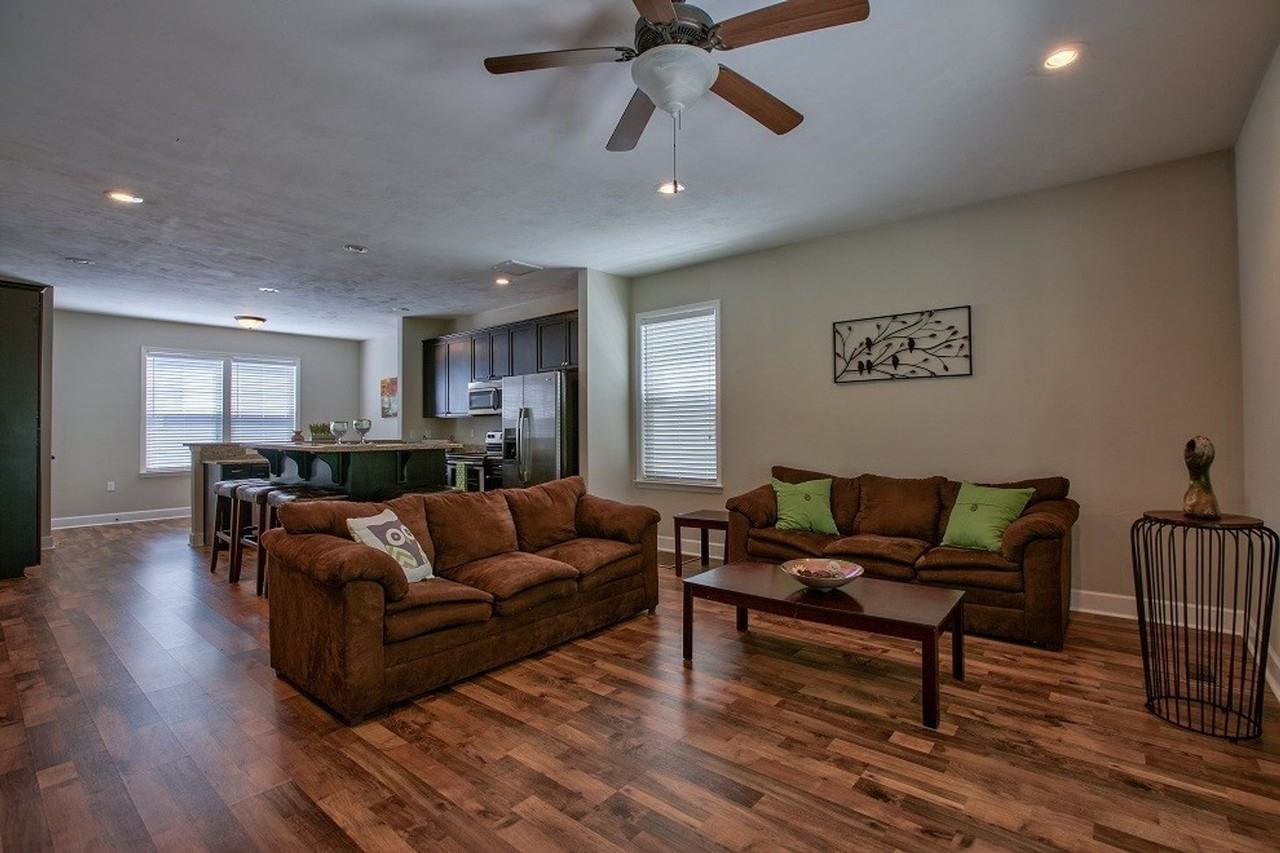 1864 1864 West-1862 Bellevue Way - Photo 3 of 9