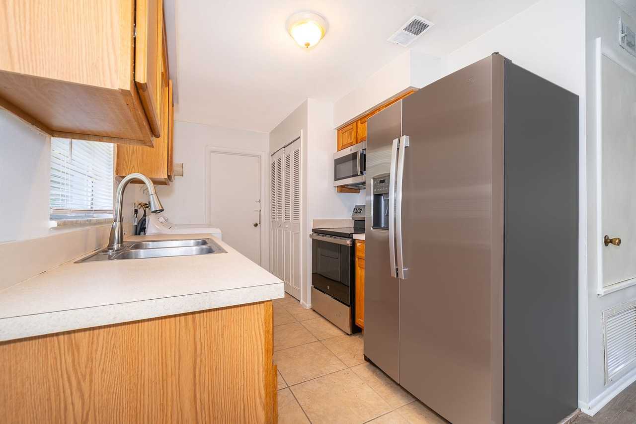 828 Ballard St - Photo 7 of 15