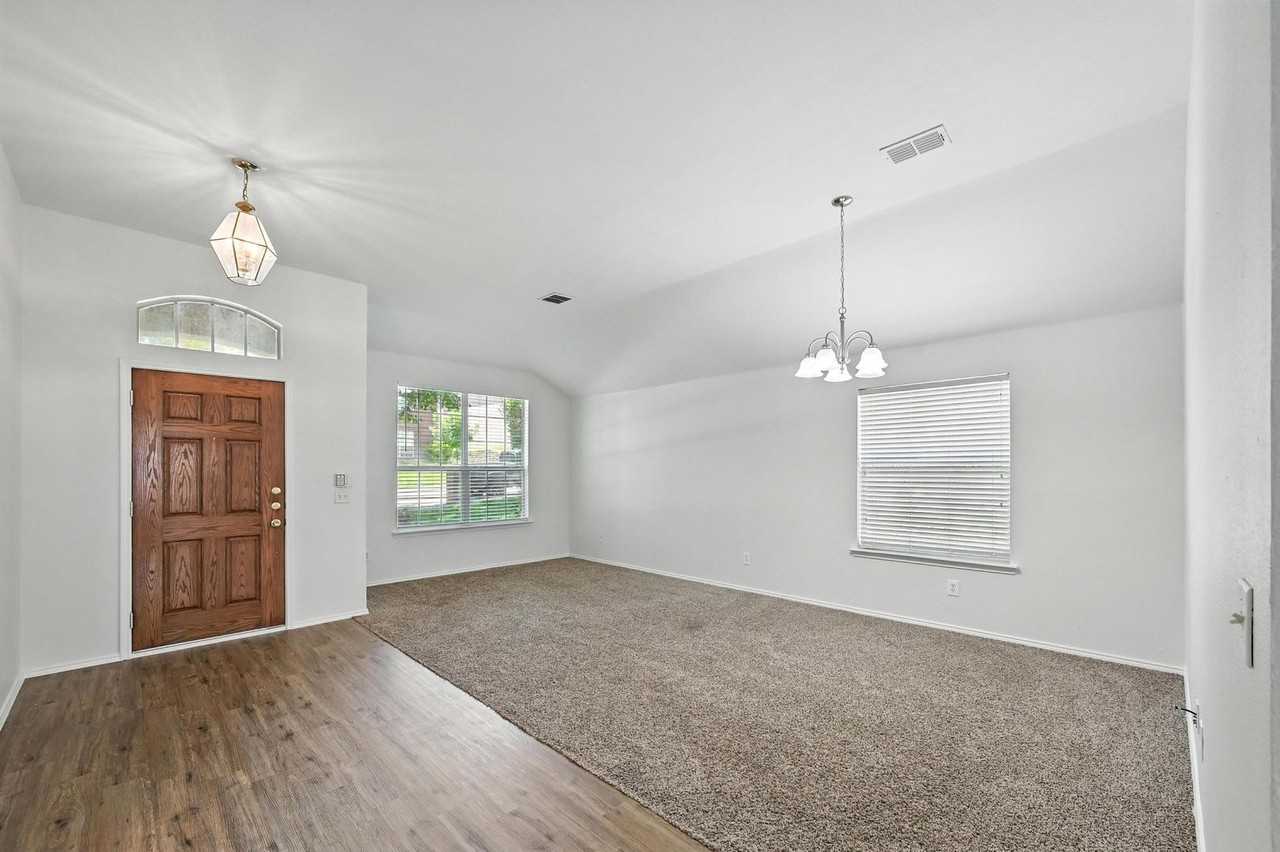 1006 Redwood Trl - Photo 2 of 21