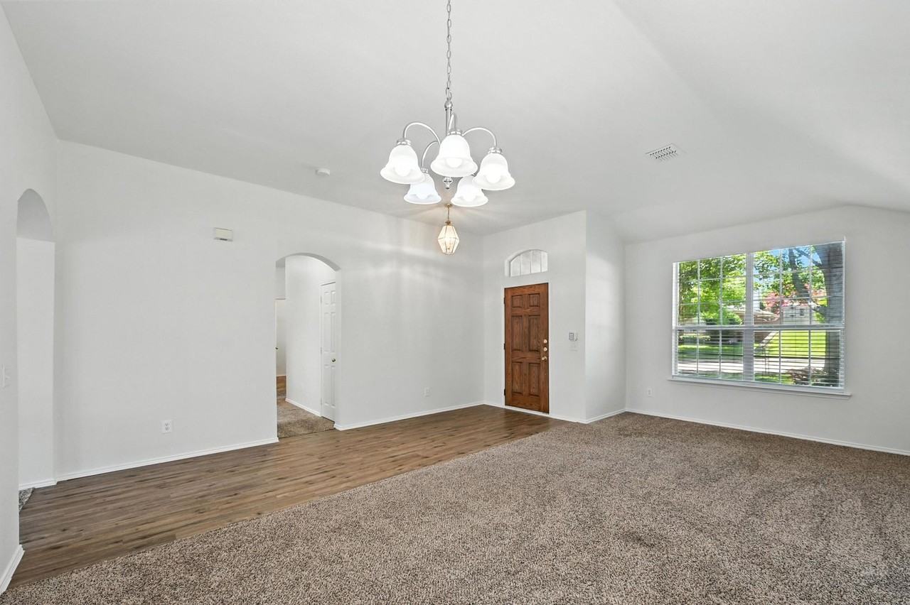 1006 Redwood Trl - Photo 3 of 21
