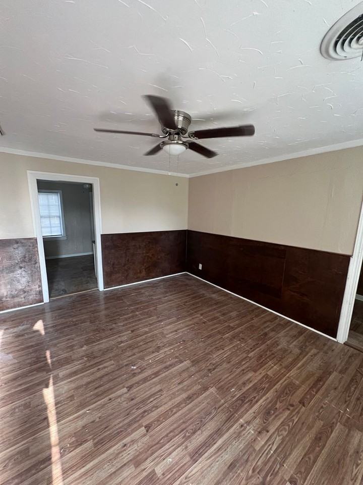 904 S Travis St - Photo 2 of 12