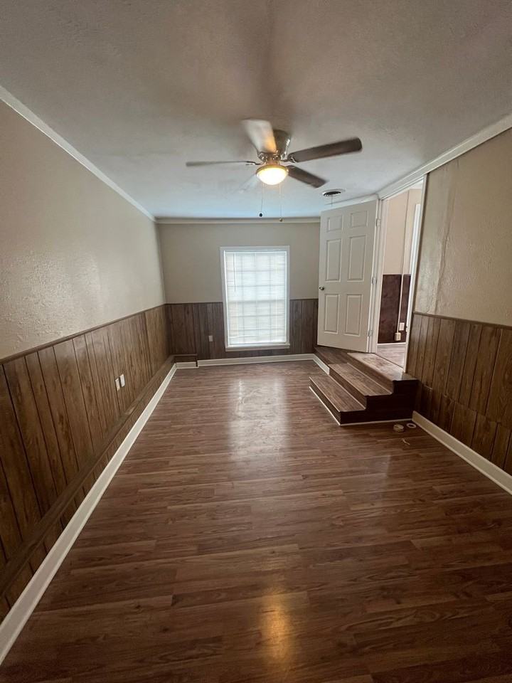904 S Travis St - Photo 3 of 12