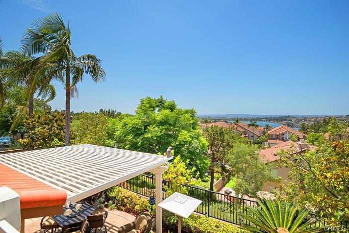 22451 Birchcrest - Photo 2 of 8